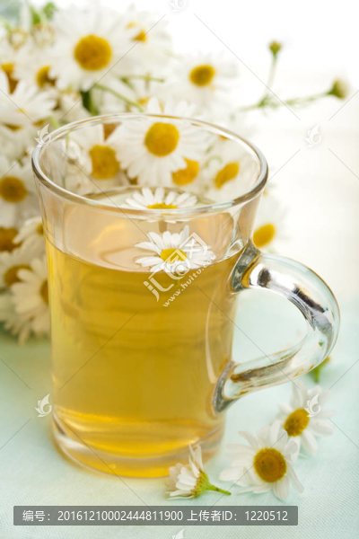 一杯甘菊花花草茶