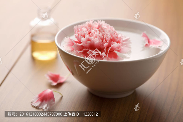 瓶子里的花和精油。水療和身體護(hù)理背景