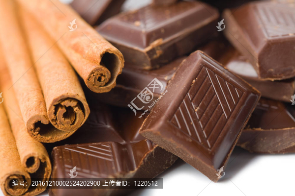 破碎的巧克力和肉桂片