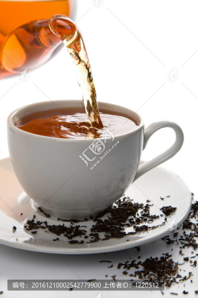 茶倒入白杯孤立
