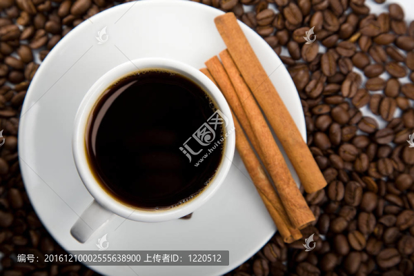 一杯咖啡和咖啡豆