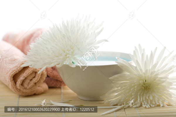 毛巾和白花隔離。水療與身體護理