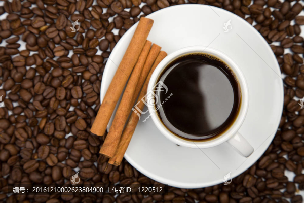 一杯咖啡和咖啡豆