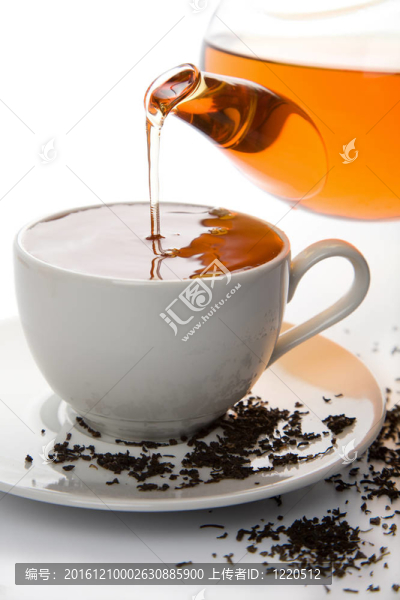 茶倒入白杯孤立