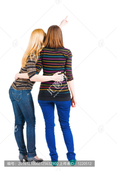 兩個年輕女子指著墻的背影。