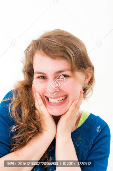 微笑的年輕女子