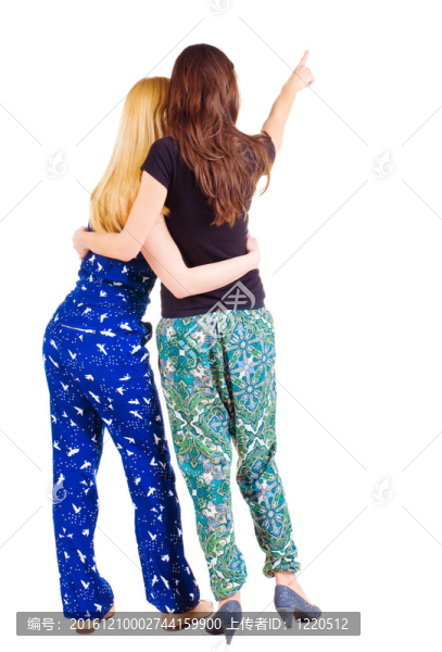 兩個年輕女子指著墻的背影。