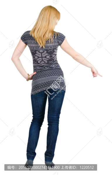 年輕的黑發(fā)女人指著墻上的背影。