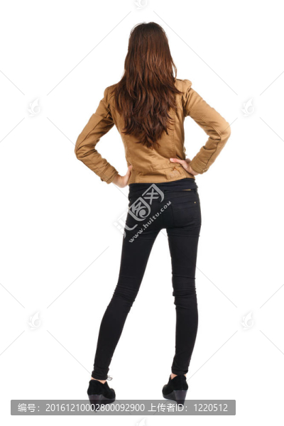 站在美麗的黑發(fā)女人的背影。