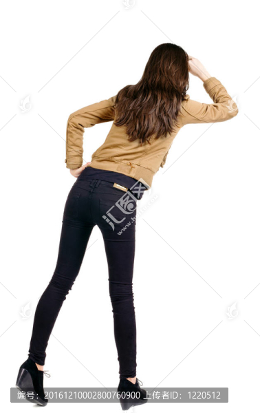 站在美麗的黑發(fā)女人的背影。