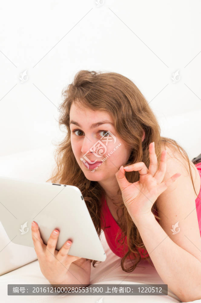 女人在沙發(fā)上拿著她的藥片