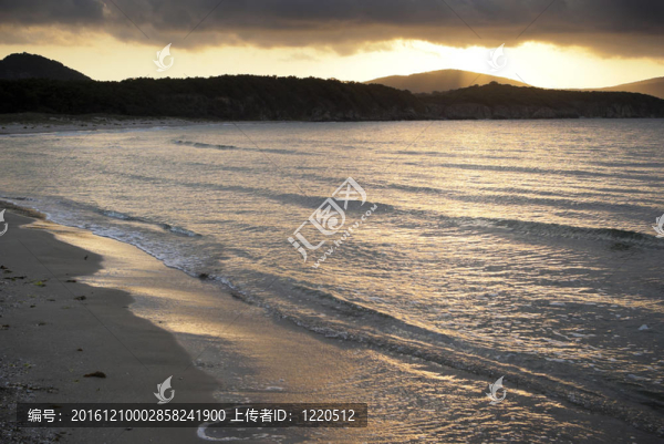溫柔的海浪拍打海岸