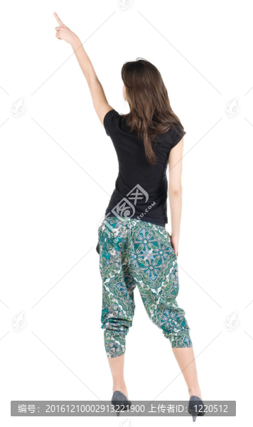 年輕的黑發(fā)女人指著墻后視圖