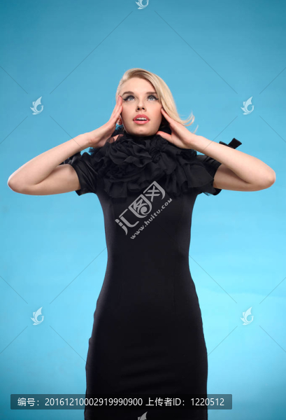 穿黑色禮服的金發(fā)女人