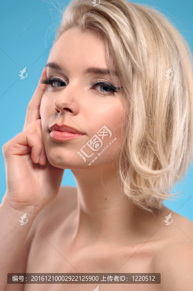 赤裸肩膀的金發(fā)女人