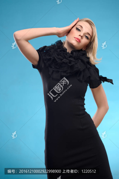 穿黑色禮服的金發(fā)女人
