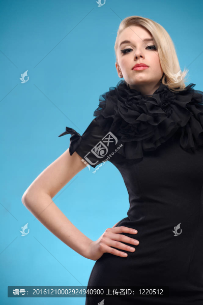 穿黑色禮服的金發(fā)女人