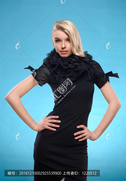 穿黑色禮服的金發(fā)女人