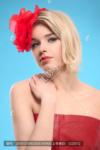 金發(fā)碧眼的女人，頭發(fā)上有一朵紅花