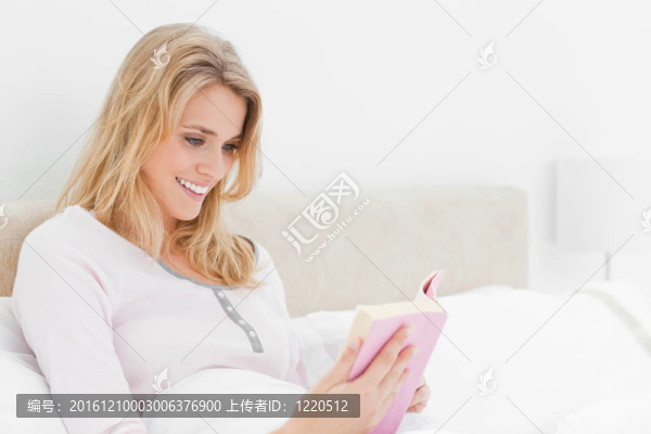 側(cè)角射門；女人躺在床上，一邊看書一邊微笑