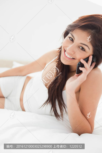 一個特寫鏡頭的女人打電話在她的智能手機(jī)，而在她的臥室。