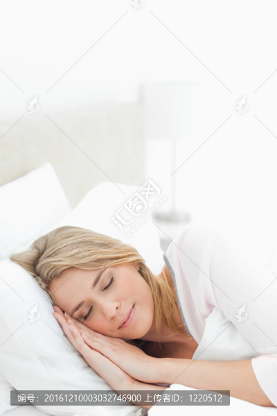 女人休息時的垂直姿勢；頭和手都放在枕頭上。