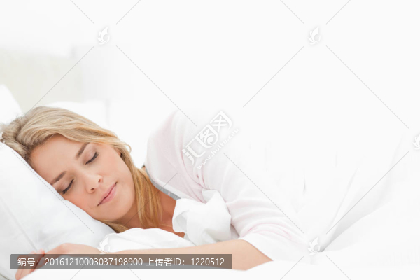 一個熟睡的婦女，雙臂在她面前微微伸出。