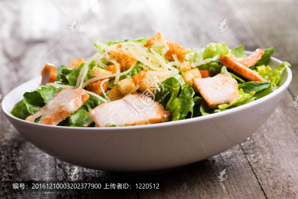 凱撒沙拉配雞肉和青菜