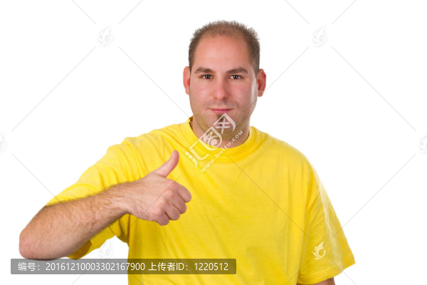 休閑的年輕人豎起大拇指