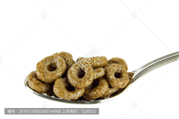 白色的茶匙上的甜褐色戒指