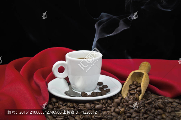 蒸咖啡和咖啡豆特寫