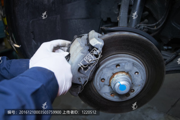 機修工修理車庫里的汽車