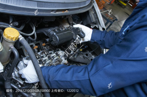 機(jī)修工修理車庫(kù)里的汽車