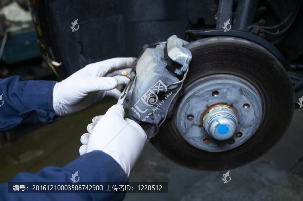 機修工修理車庫里的汽車