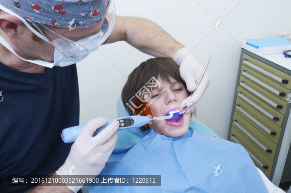 男孩在牙科訪(fǎng)問(wèn)。醫(yī)生的診所