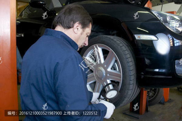機(jī)修工修理車庫里的汽車