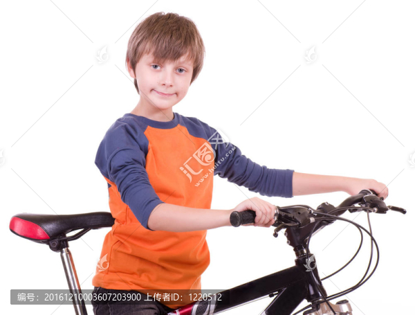 隨著自行車漂亮的小男孩