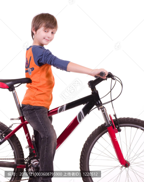 隨著自行車漂亮的小男孩