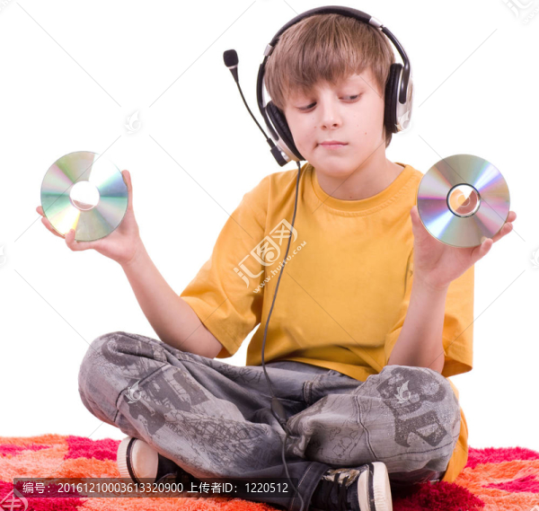 微笑男孩聽音樂