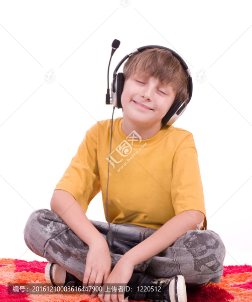 微笑男孩聽音樂