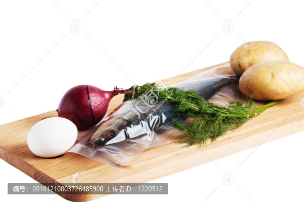 廚房里的蔬菜和咸鯡魚(yú)