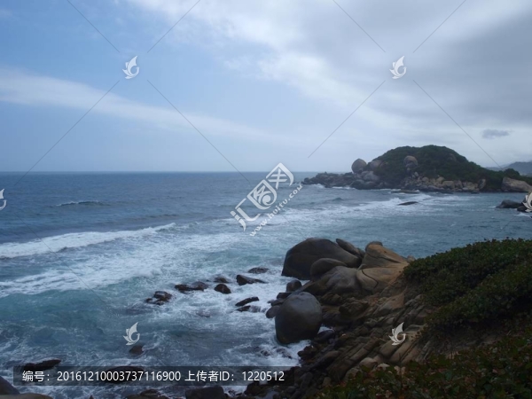 巖石海岸和天空