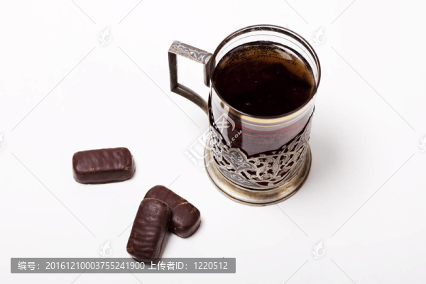 一種帶有玻璃架和糖果的茶葉杯