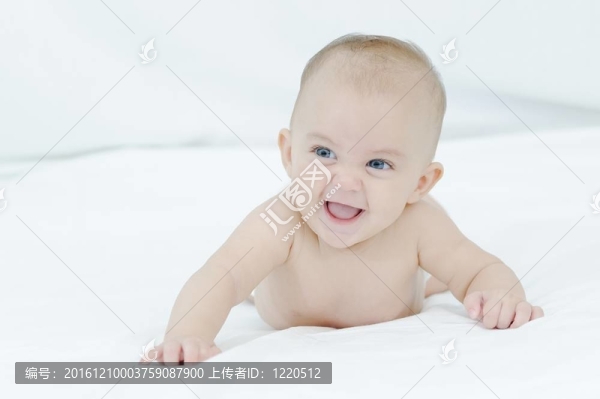 快樂微笑的孩子在白色床上玩耍