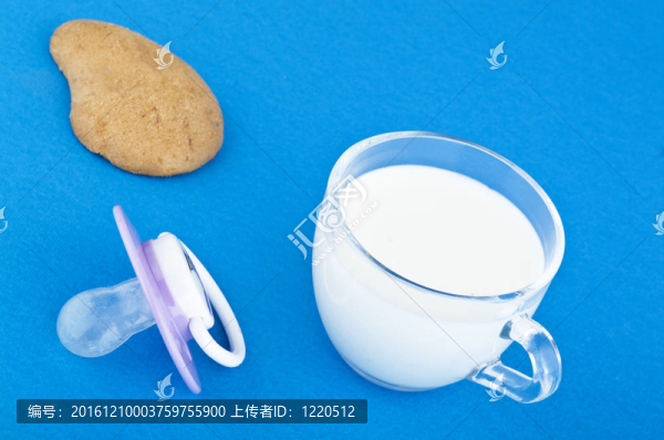 奶嘴用餅干和一杯牛奶