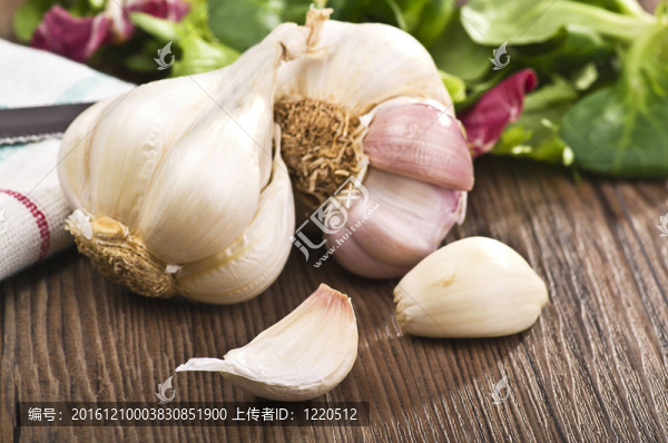 桌上的大蒜