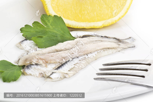 腌鳳尾魚靠近白色背景