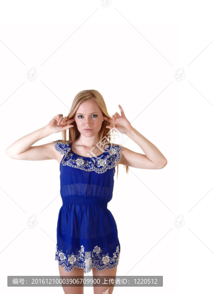 女孩閉上了耳朵。