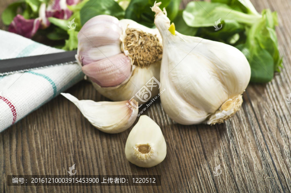 桌上的大蒜