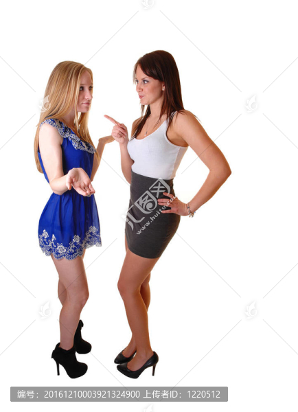 兩個女孩爭吵。